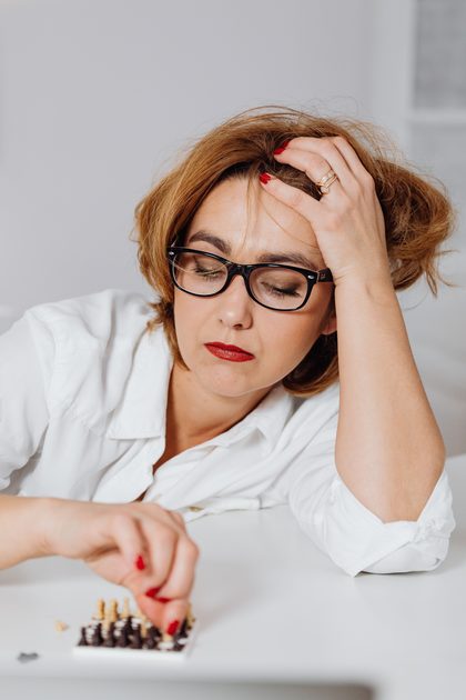 Mujer adulta pensativa, con la mano en la cabeza