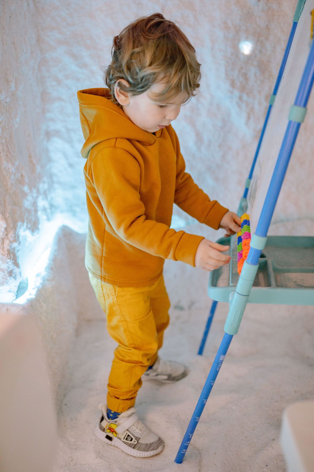 Niño pequeño ordenando piezas de colores de forma repetitiva