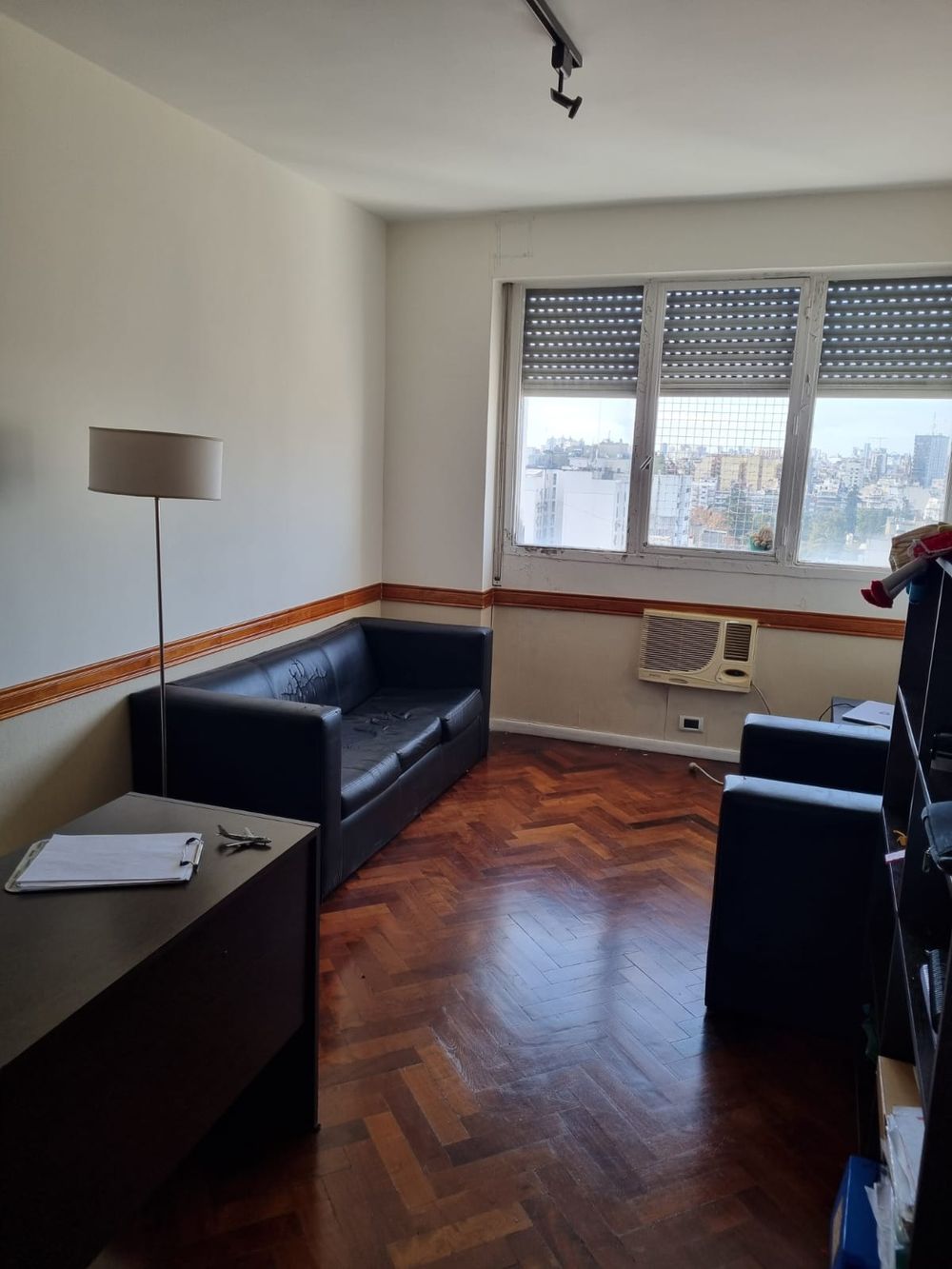 Sala de espera con sillones en el consultorio de Caballito
