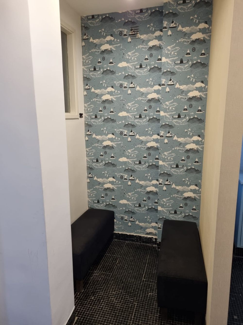 Sala de espera infantil con diseño acogedor en el consultorio